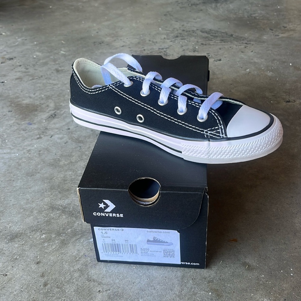 Black low top kids Converse. Size 1.5Y. Never been worn.